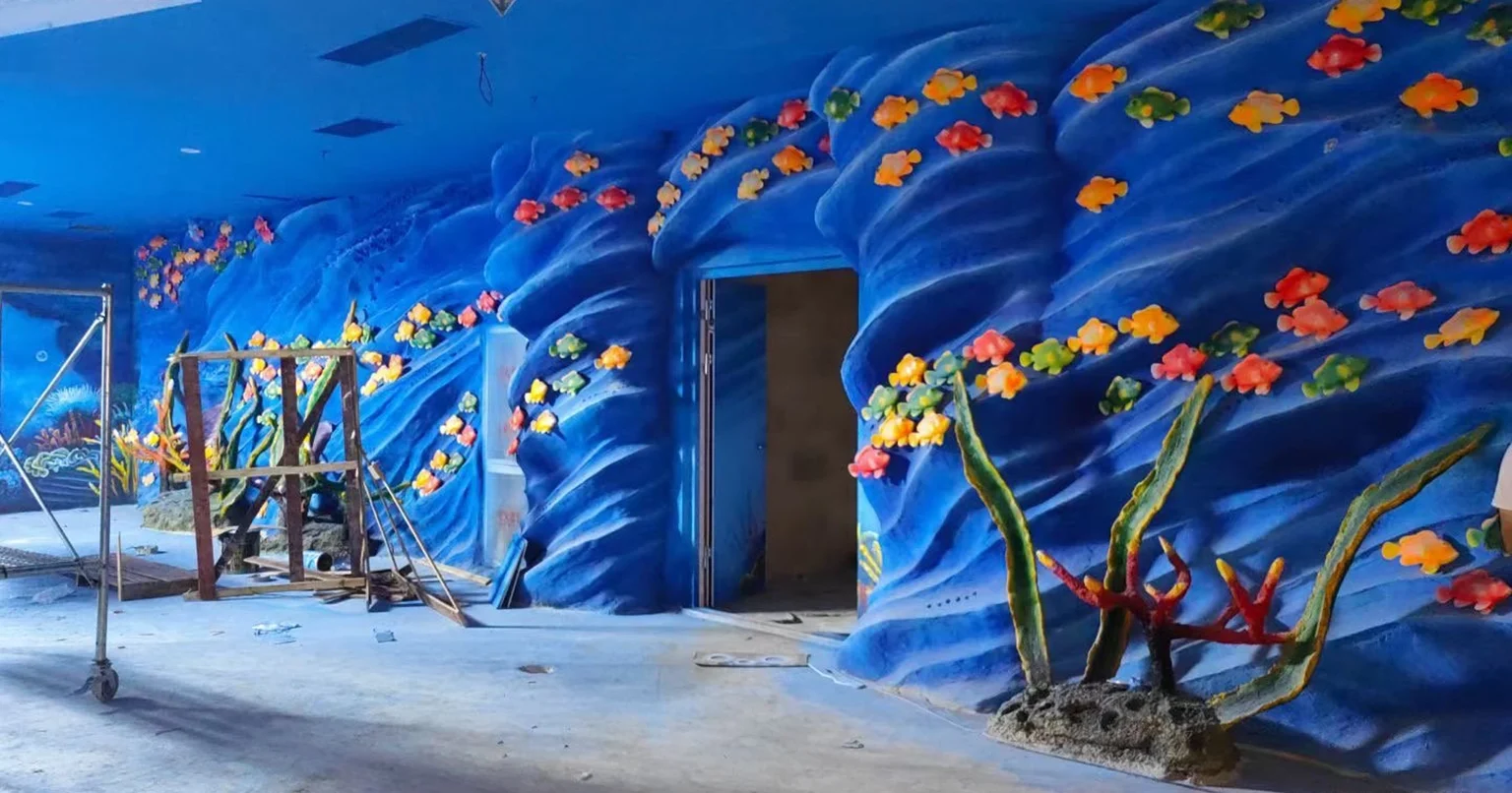 Exposición de acuario con cardúmenes de peces